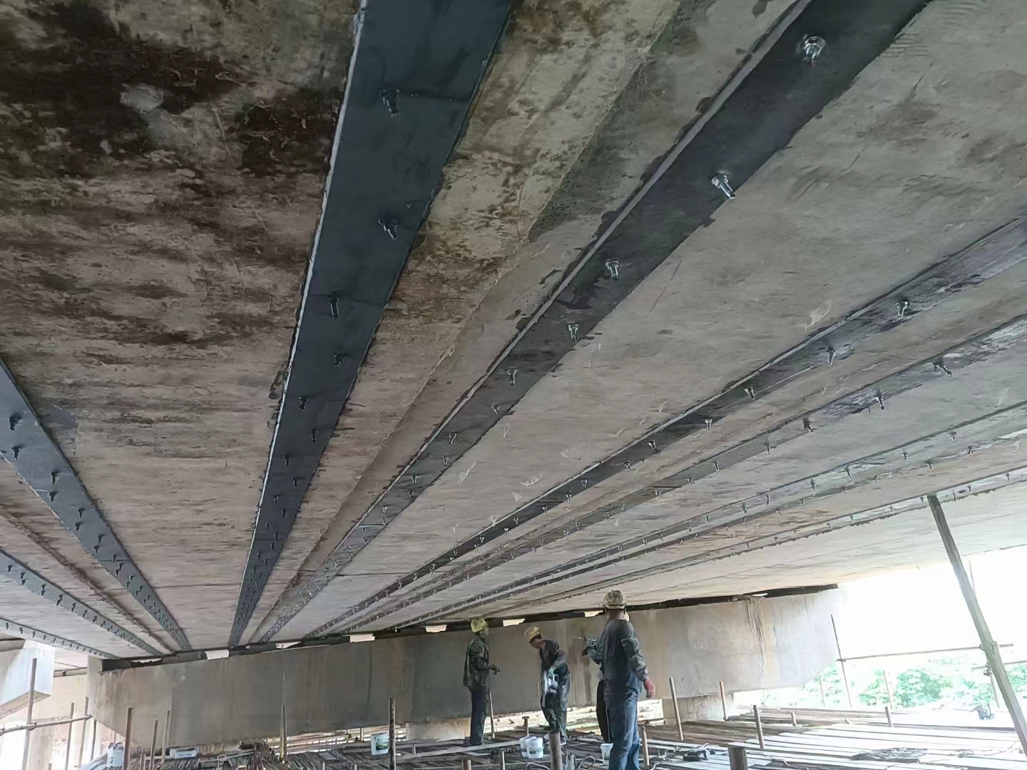 桂林桥梁加固——粘贴钢板加固法